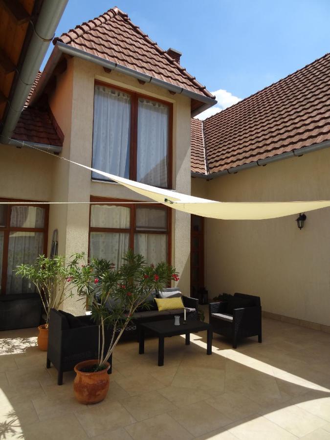 Sipos Borhaz Es Vendeghaz Hotel Badacsonyors ภายนอก รูปภาพ